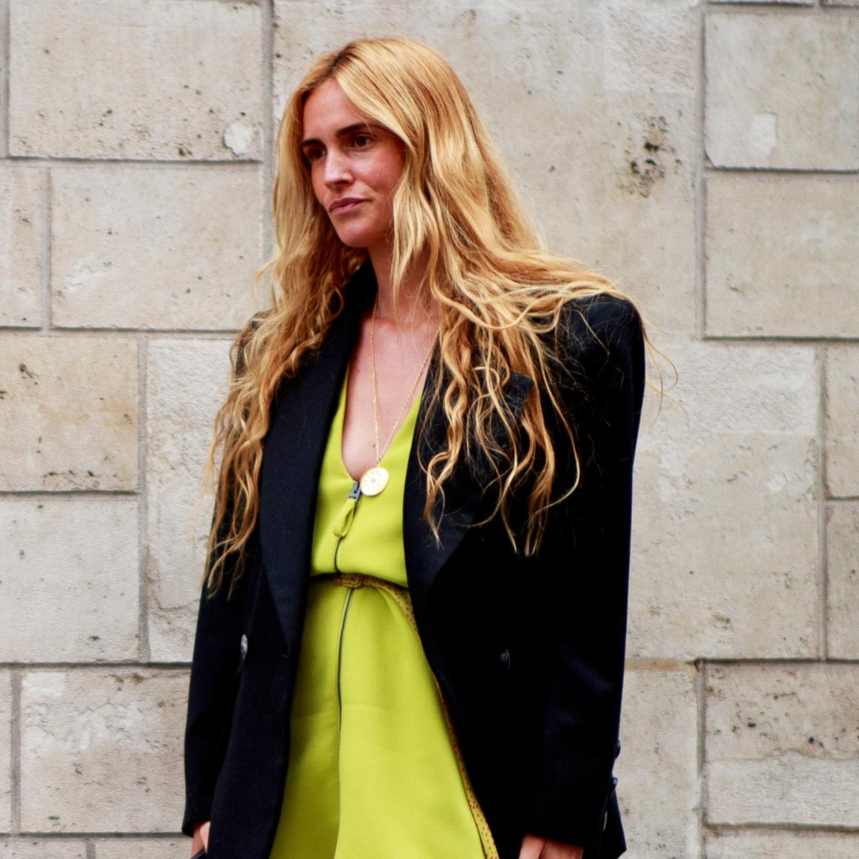 Una mujer con la melena larga.