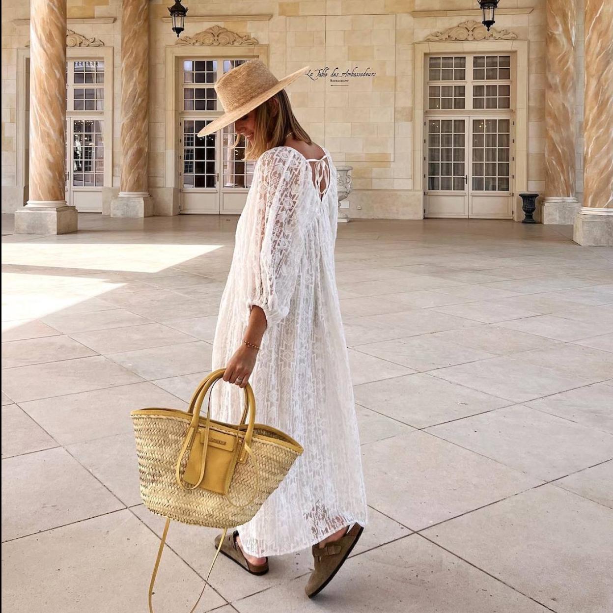 Influencer con vestido largo