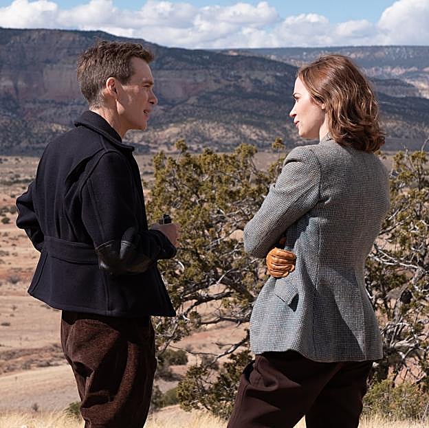 Cillian Murphy y Emily Blunt como Robert y Kitty Oppenheimer en una imagen del biopic del científico. 