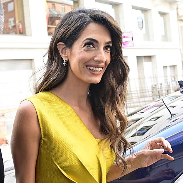 Hemos encontrado en H&M el vestido de Amal Clooney para salir a cenar una noche de verano (y cuesta menos de 8 euros)