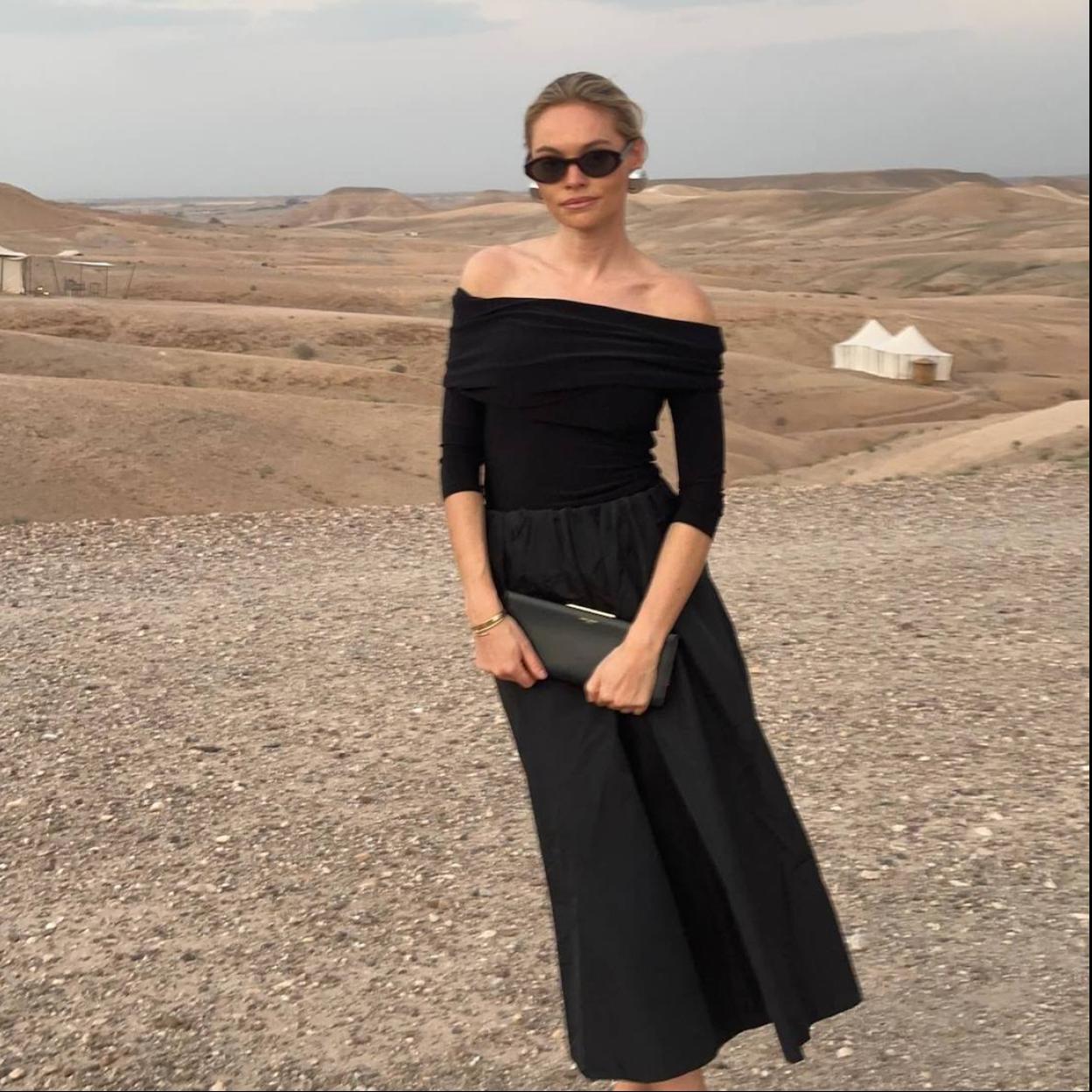 La influencer lleva un look con falda de vuelo