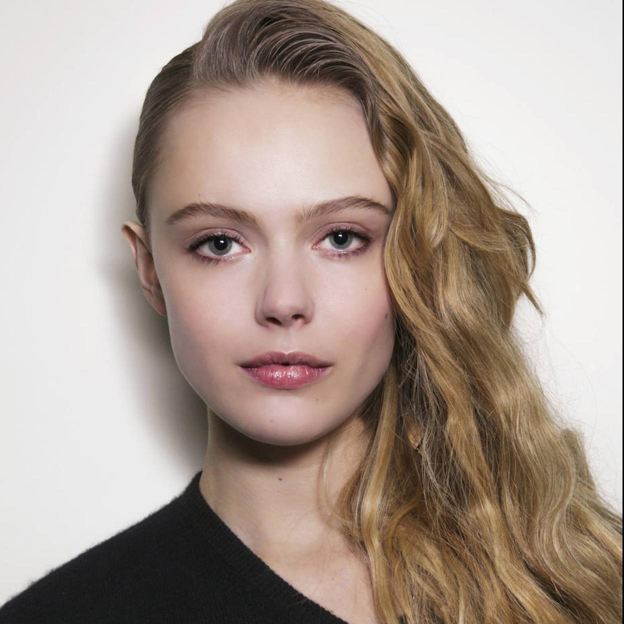 Modelo con piel grasa