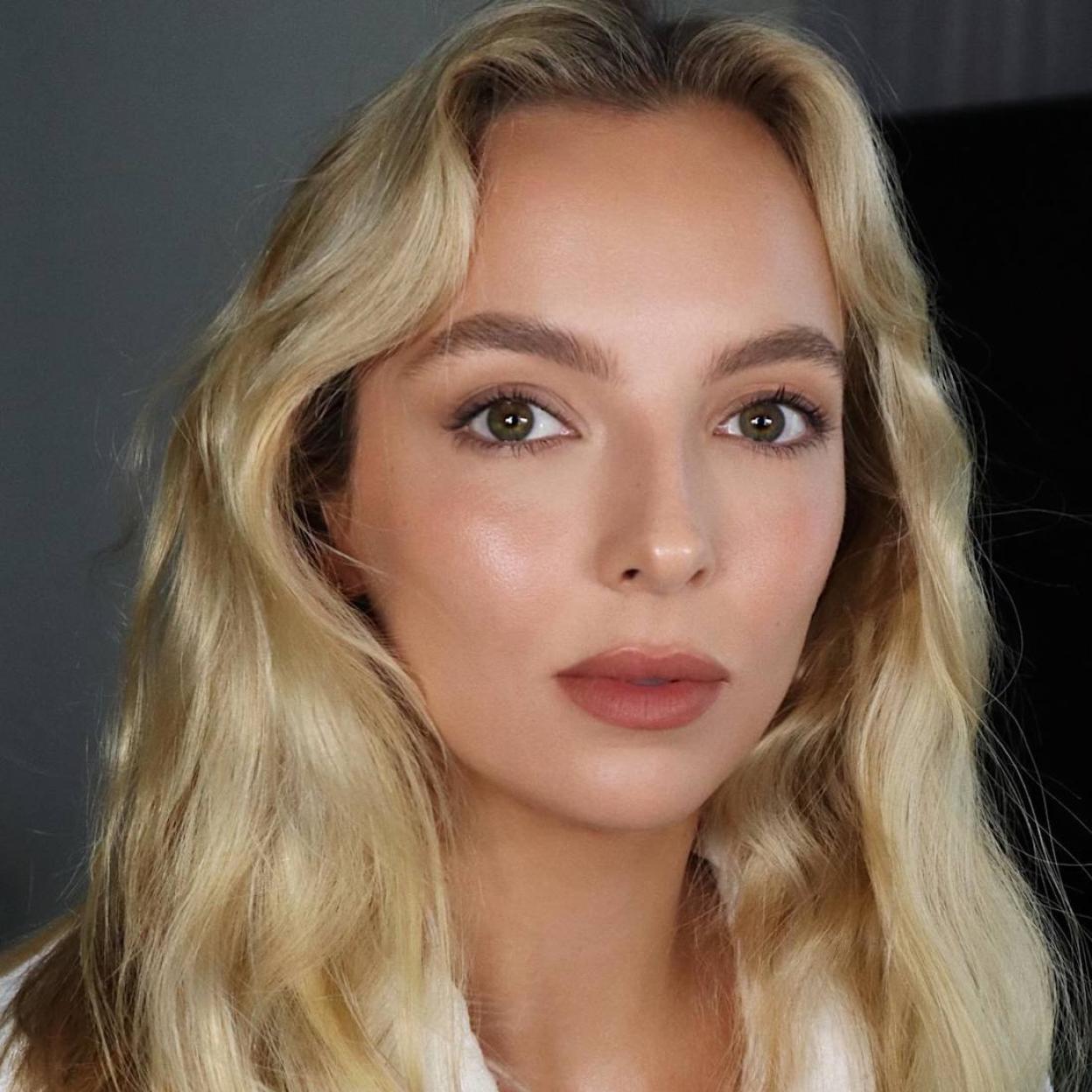 Jodie Comer con maquillaje de ojos natural