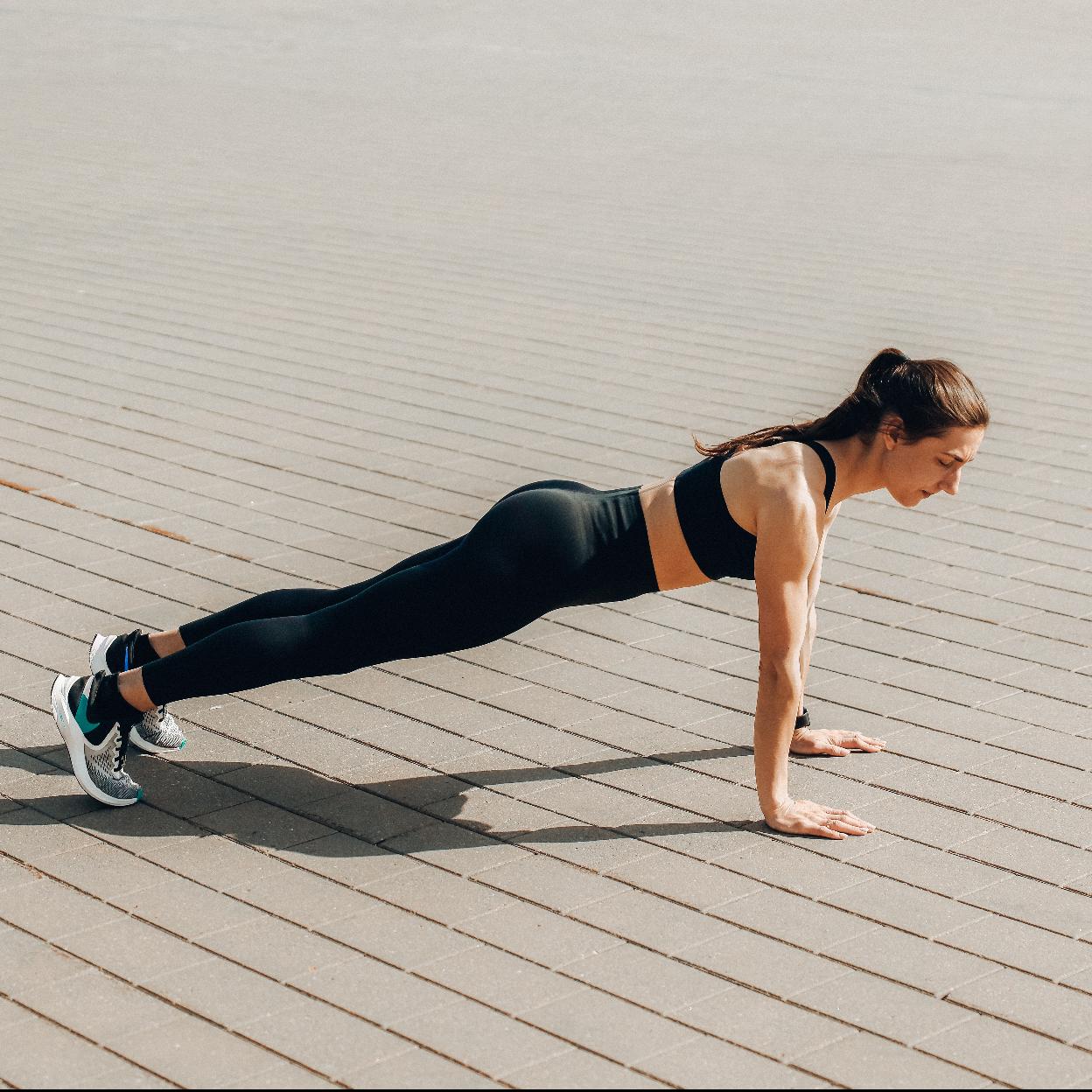 Mujer haciendo una plancha