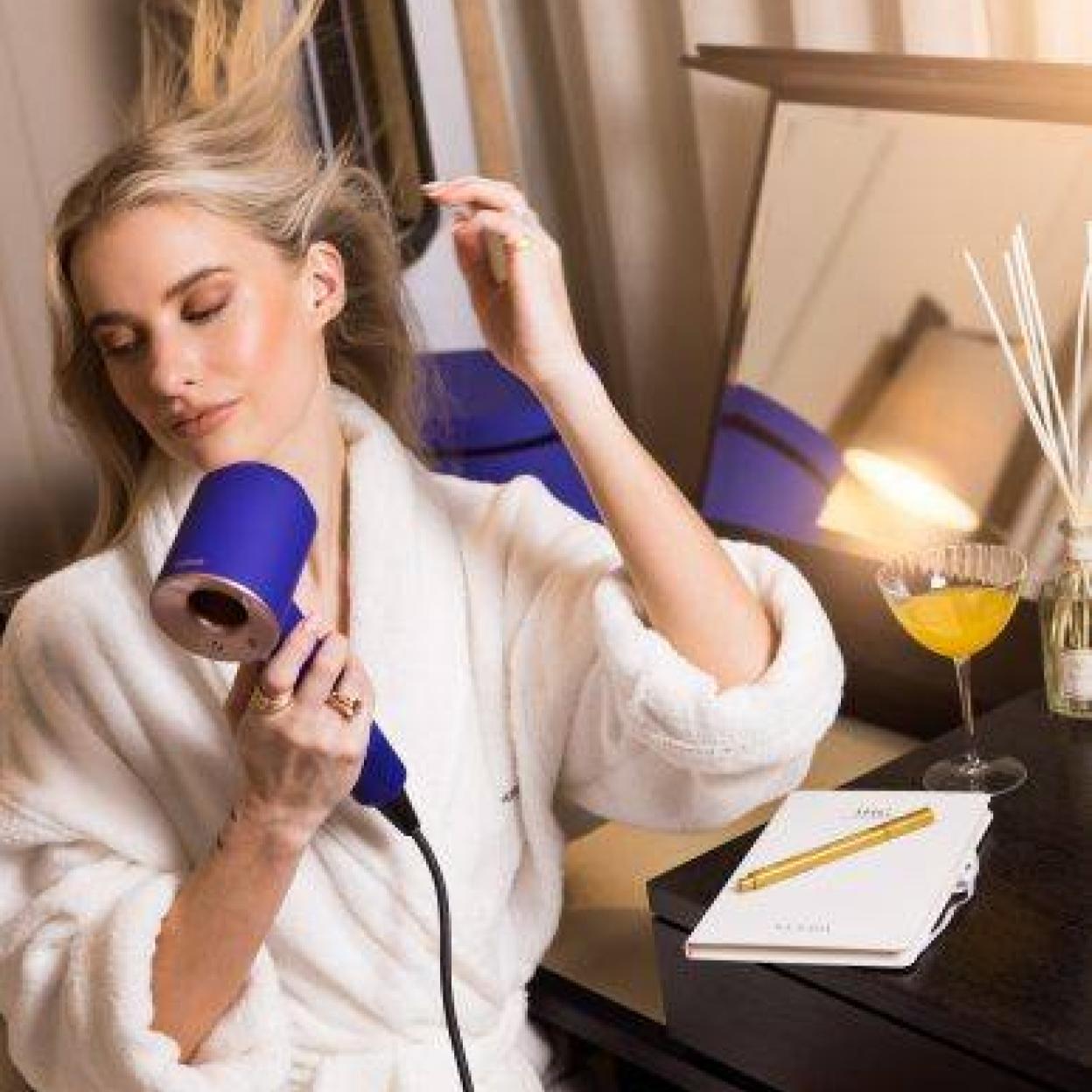 Influencer utilizando secador de pelo