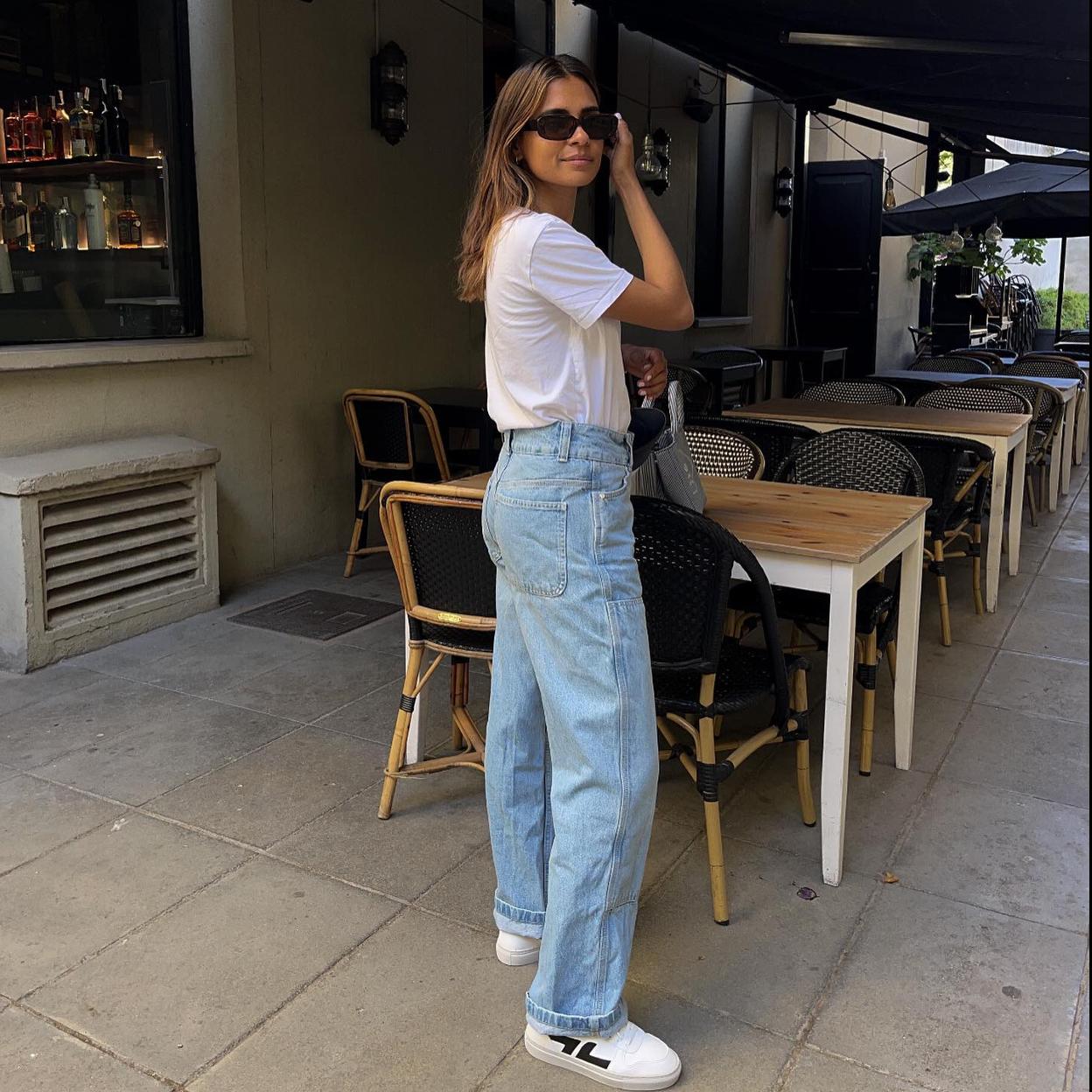 Influencer Emilie Lindmark con zapatillas