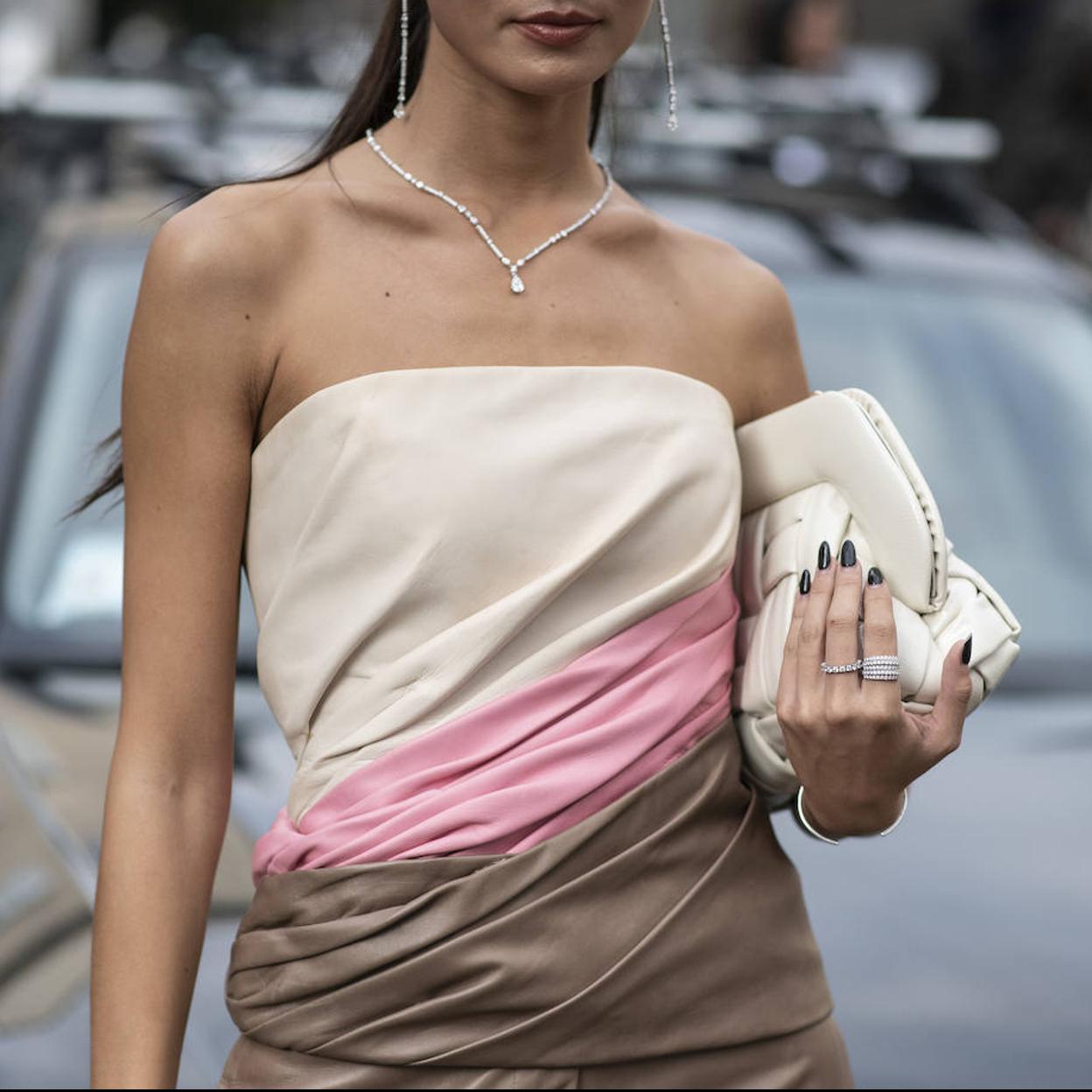 Influencer con manicura profesional