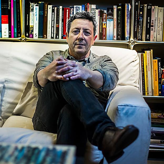 Alonso Guerrero Pérez compatibiliza su trabajo como profesor de Lengua con su actividad como escritor de novelas, últimamente del género negro. 