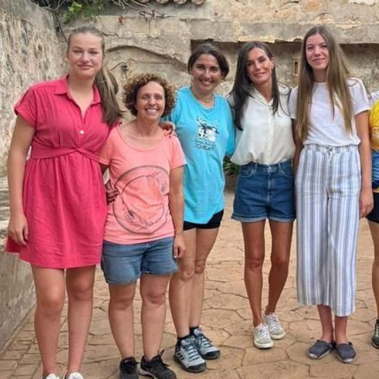 ÑA reina Letizia, la princesa Leonor y la infanta Sofía en la Granja Escola Jovent. 