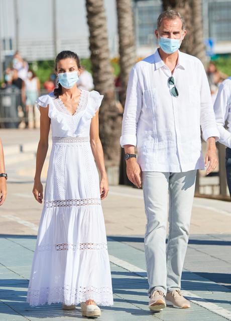 Imagen - La reina Letizia y el rey Felipe durante las vacaciones de Mallorca de 2020. / LIMITED PICTURES