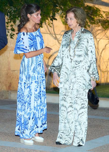 Imagen - La reina Letizia, con un vestido de Desigual, y la reina Sofía, con un conjunto estampado. / LIMITED PICTURES