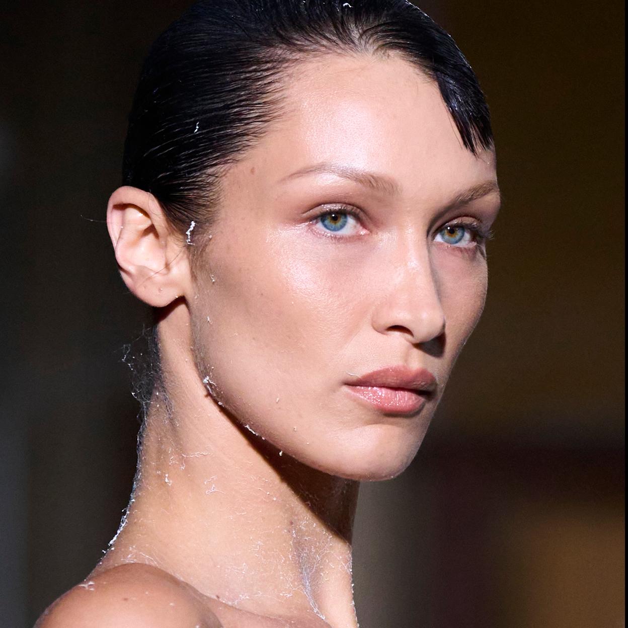 Bella Hadid co una piel perfecta.
