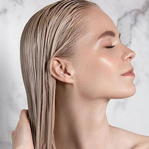 Mujer realizando rutina de lavado capilar