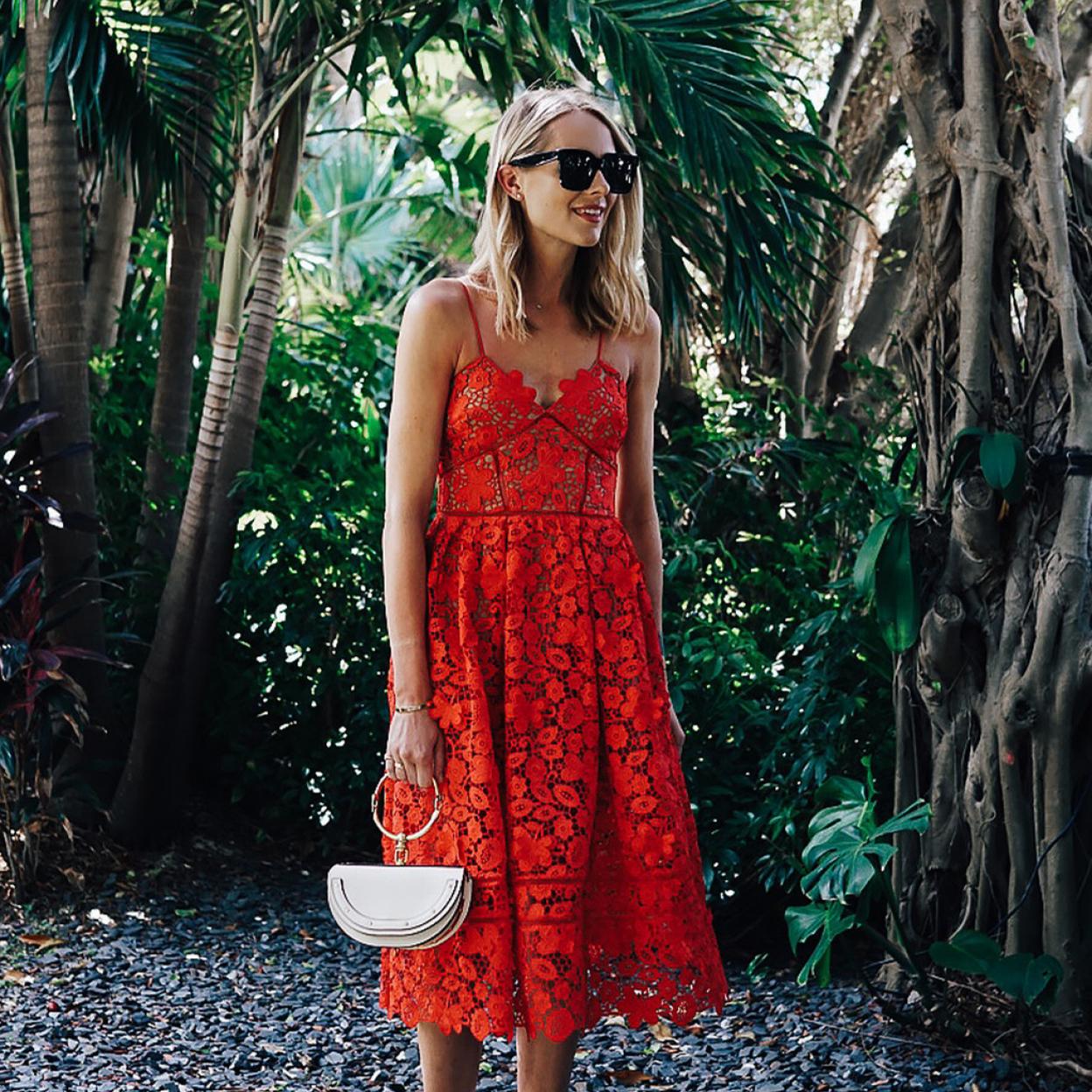 Vestidos estampados, mini faldas de aires colegiales y muchas otras propuestas que tienes que incorporar a tu lista de favoritos de nueva temporada. 