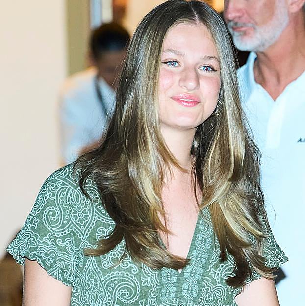 Leonor sorprende en su última cena en Palma con un vestido verde fresquito de gasa estampada que puedes copiar por muy poco 