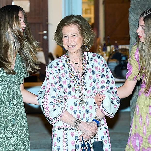 DOña Sofía acompañada de sus nietas la princesa Leonor y la infanta Sofía en Palma