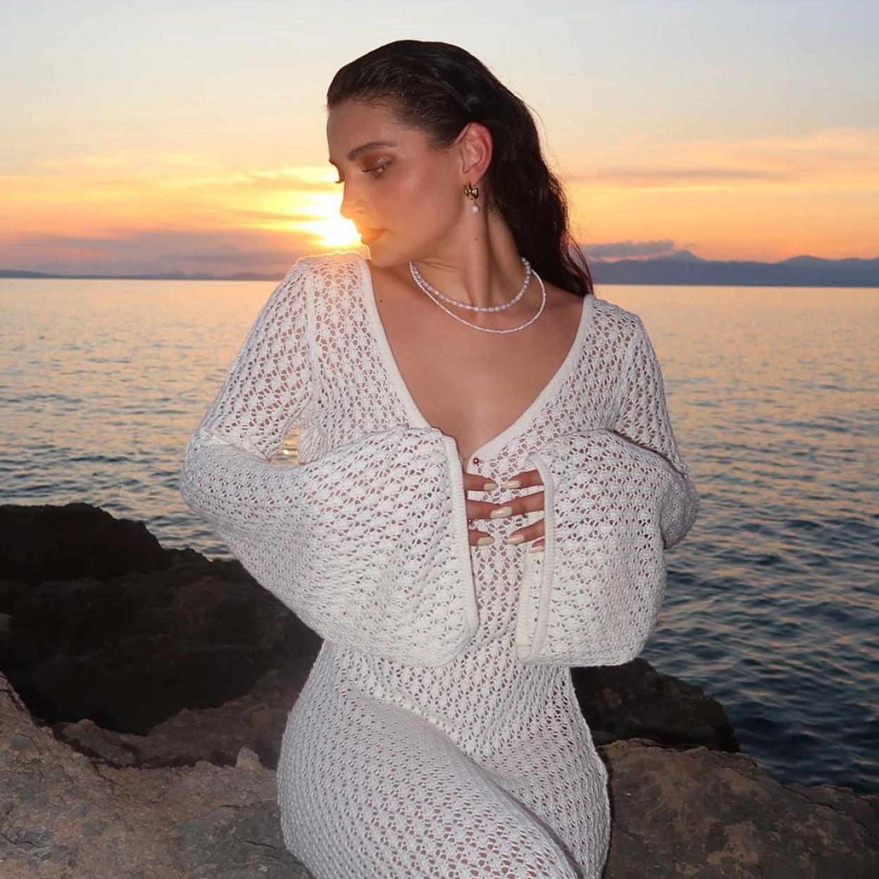 Una mujer con la piel cuidada y bronceada.