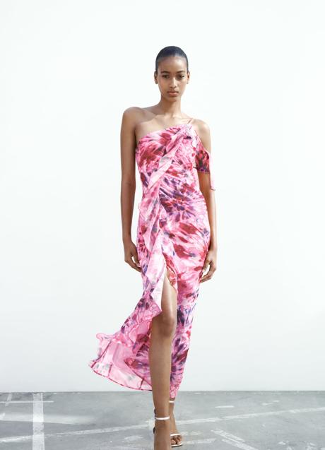 Imagen - Vestido con estampado multicolor y volantes de Zara. Foto: Zara.