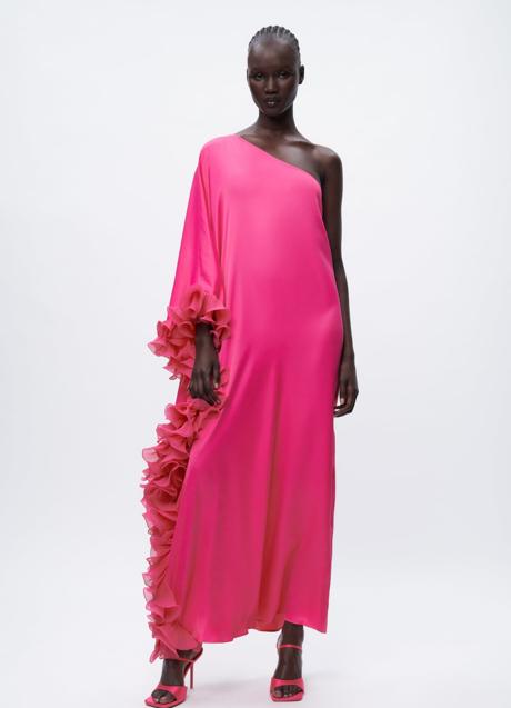 Imagen - Vestido fucsia con corte asimétrico y volantes de Zara. Foto: Zara.