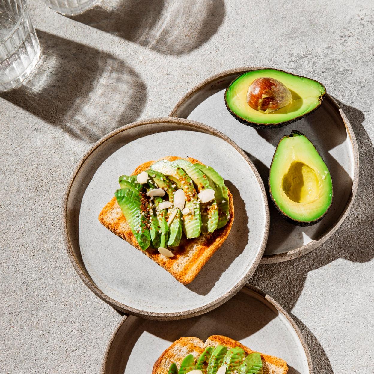 Dos tostadas con aguacate para desayunar. 