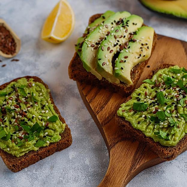 Tostadas con aguacate, limón, semillas de lino y semillas de sésamo. 