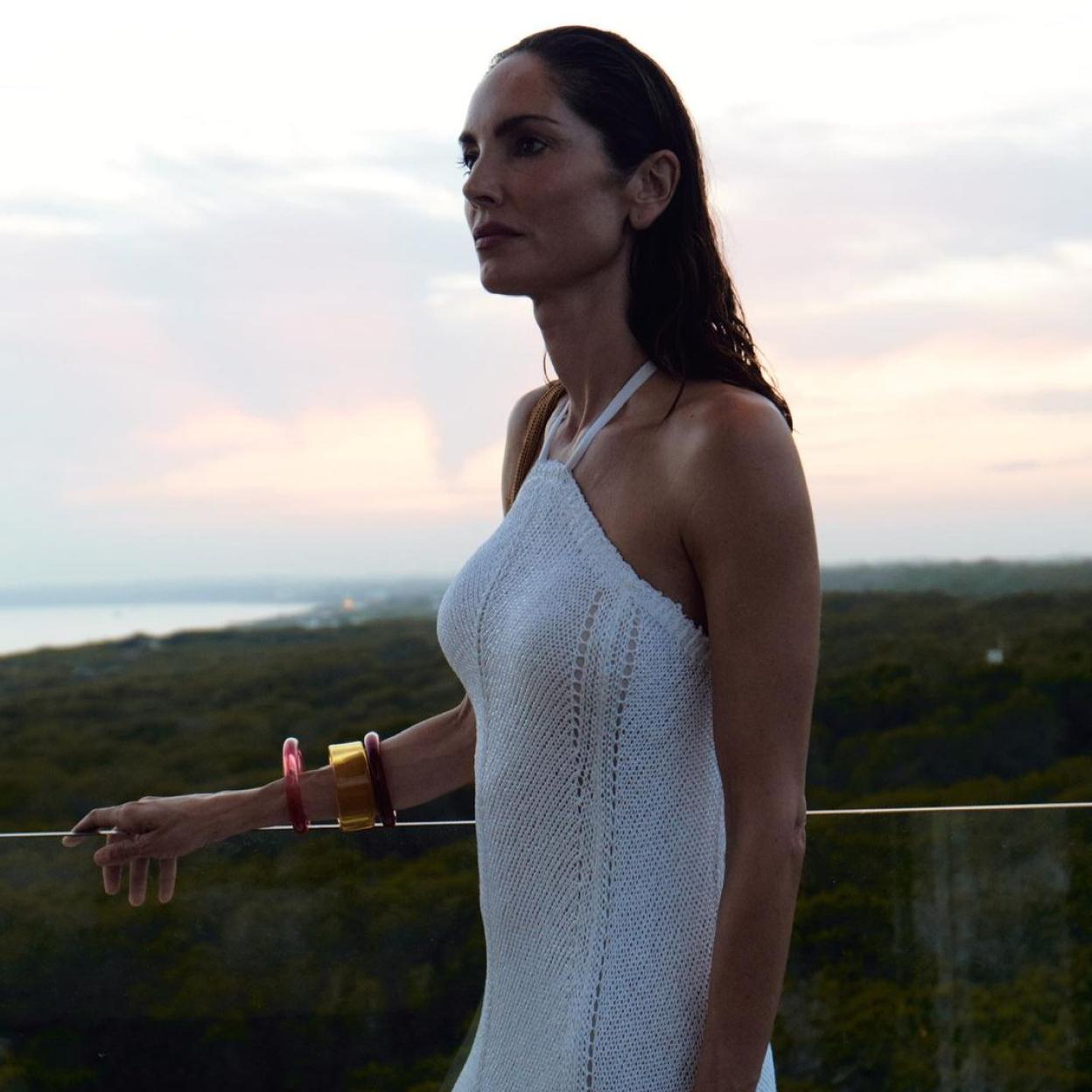 Eugenia Silva con un vestido blanco.