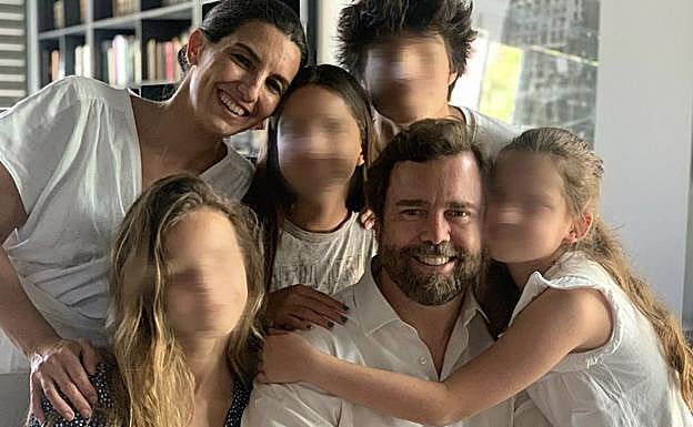 Iván Espinosa de los Monteros celebró el último día del padre pubicando esta tierna foto de familia en su perfil de Instagram. 