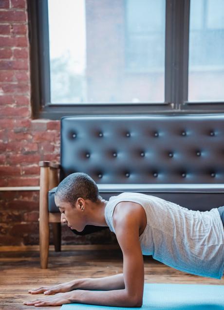 Imagen - Mujer haciendo una plancha/PEXELS