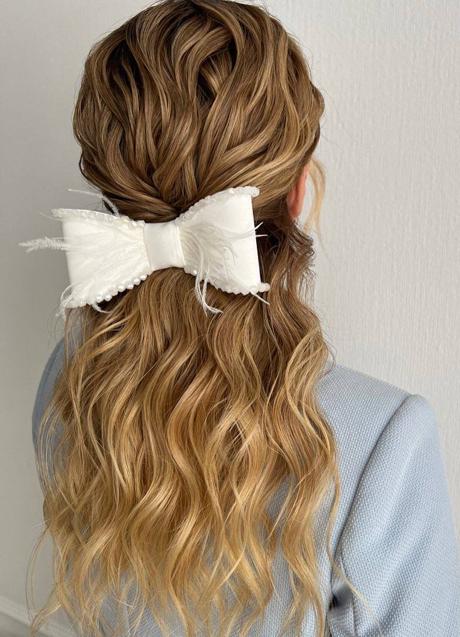 Imagen - Peinado sencillo para boda de invitada estilo coquette hair/@marina_stylist