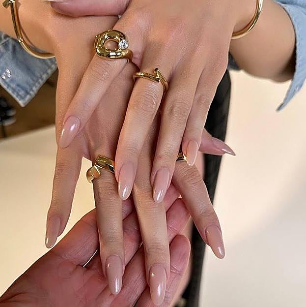 Uñas rich girl clásicas en nude
