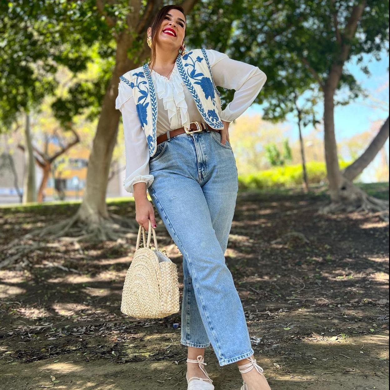 La influencer Miriam Alegría con un look con vaqueros.
