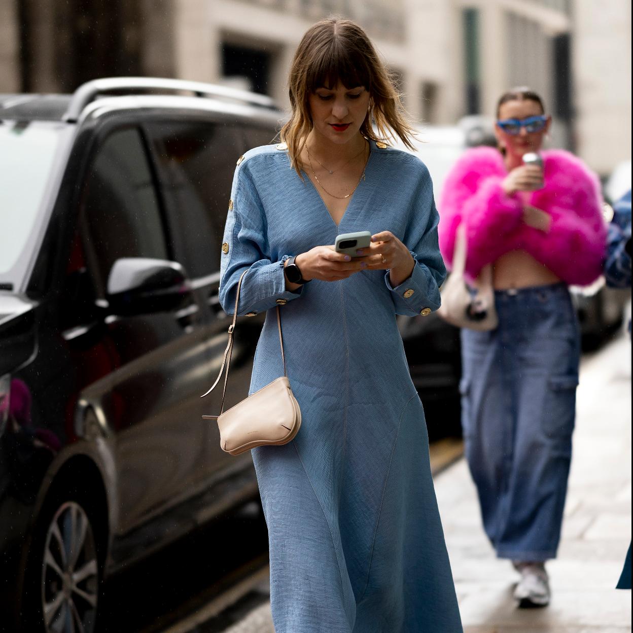 Un look de estreet style con vestido largo y botas.