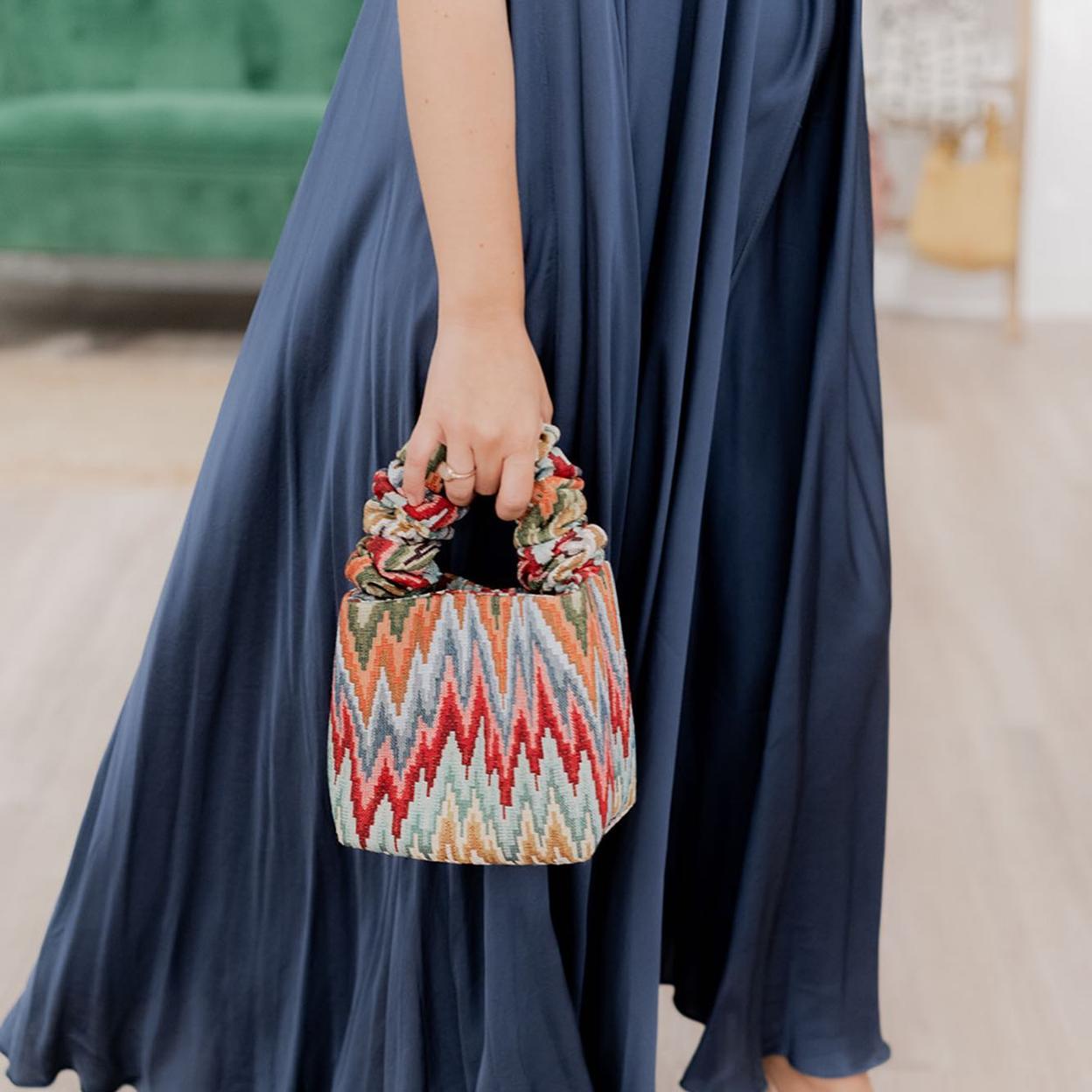 Una invitada con bolso zigzag.