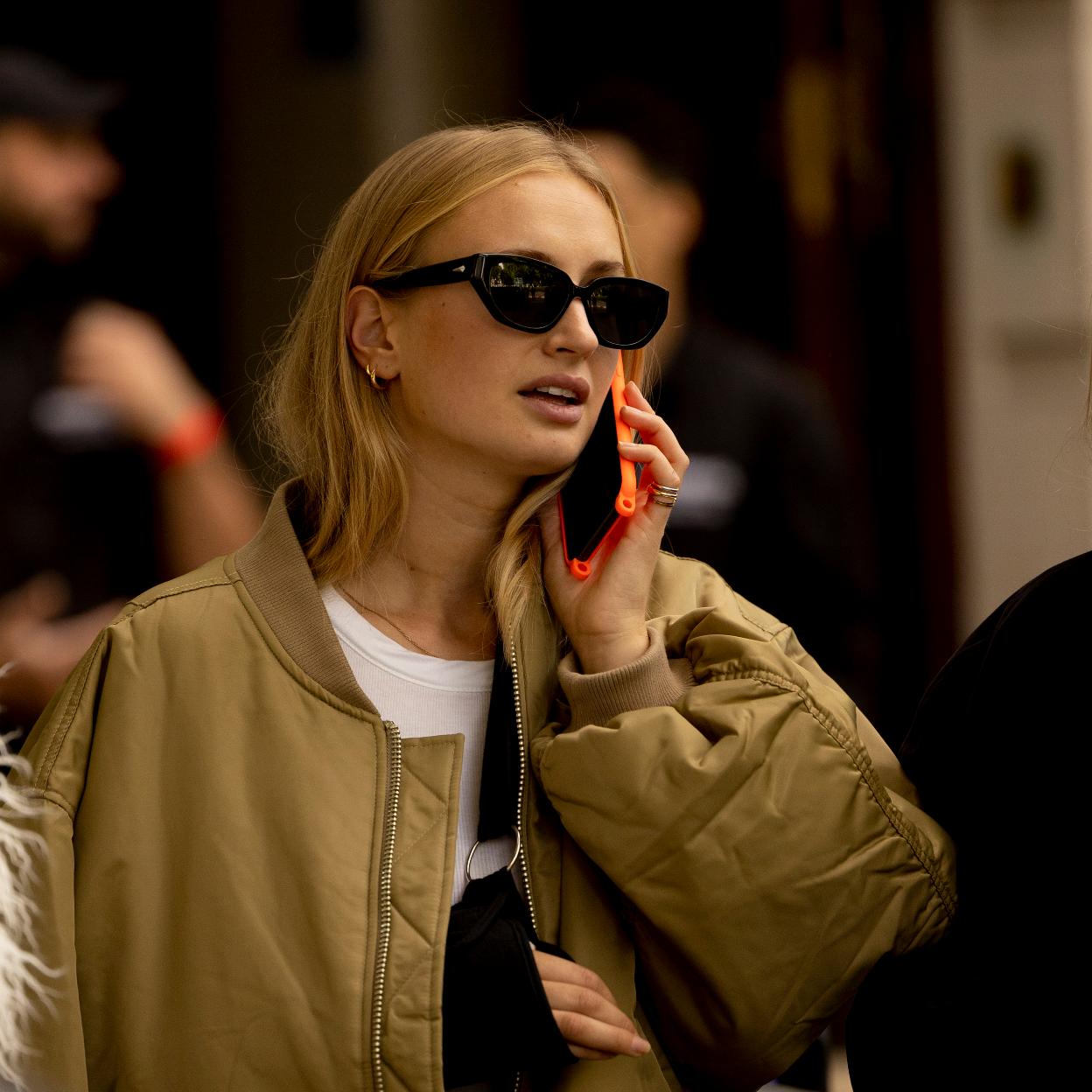 Una mujer con chaqueta bomber.