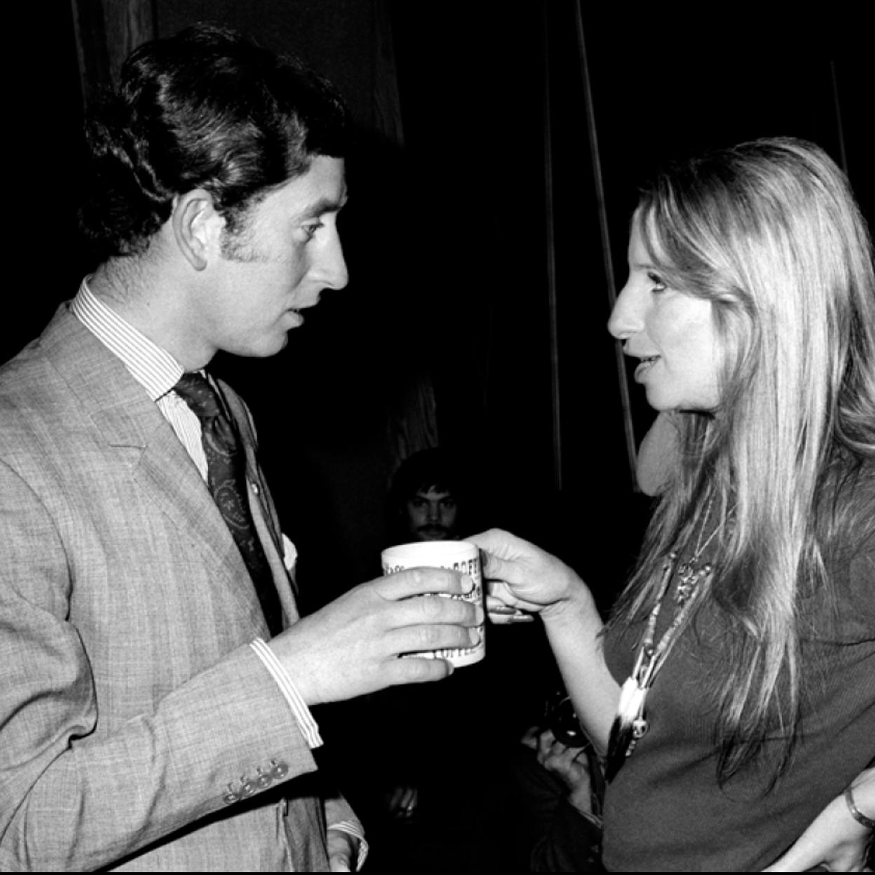 Carlos III en 1974 con Barbra Streisand. 