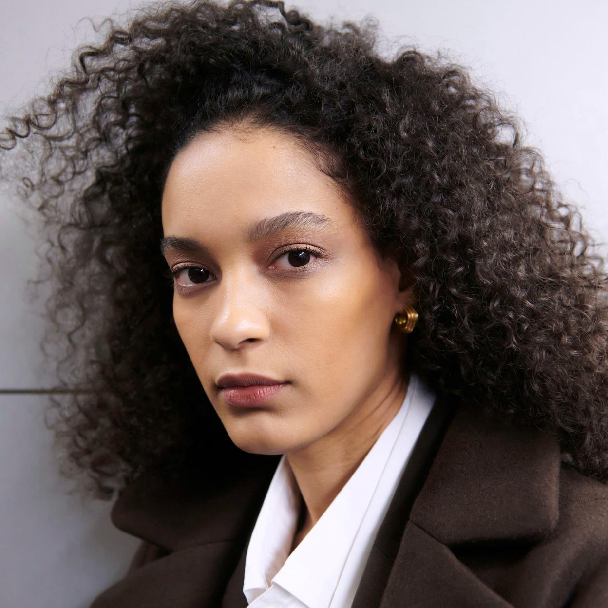 Una mujer con el pelo rizado.
