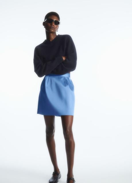 Imagen - Falda corta azul de COS, 79 euros.