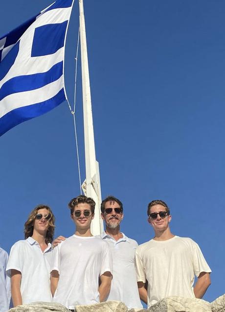 Imagen - Pablo de Grecia posa con sus tres hijos mayores durante unas vacaciones en Grecia. (FOTO: D.R.)