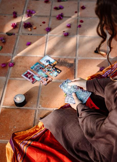 Imagen - Mujer con cartas del Tarot/PEXELS