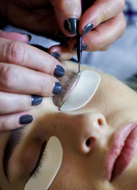 Imagen - Profesional realizando lifting de pestañas