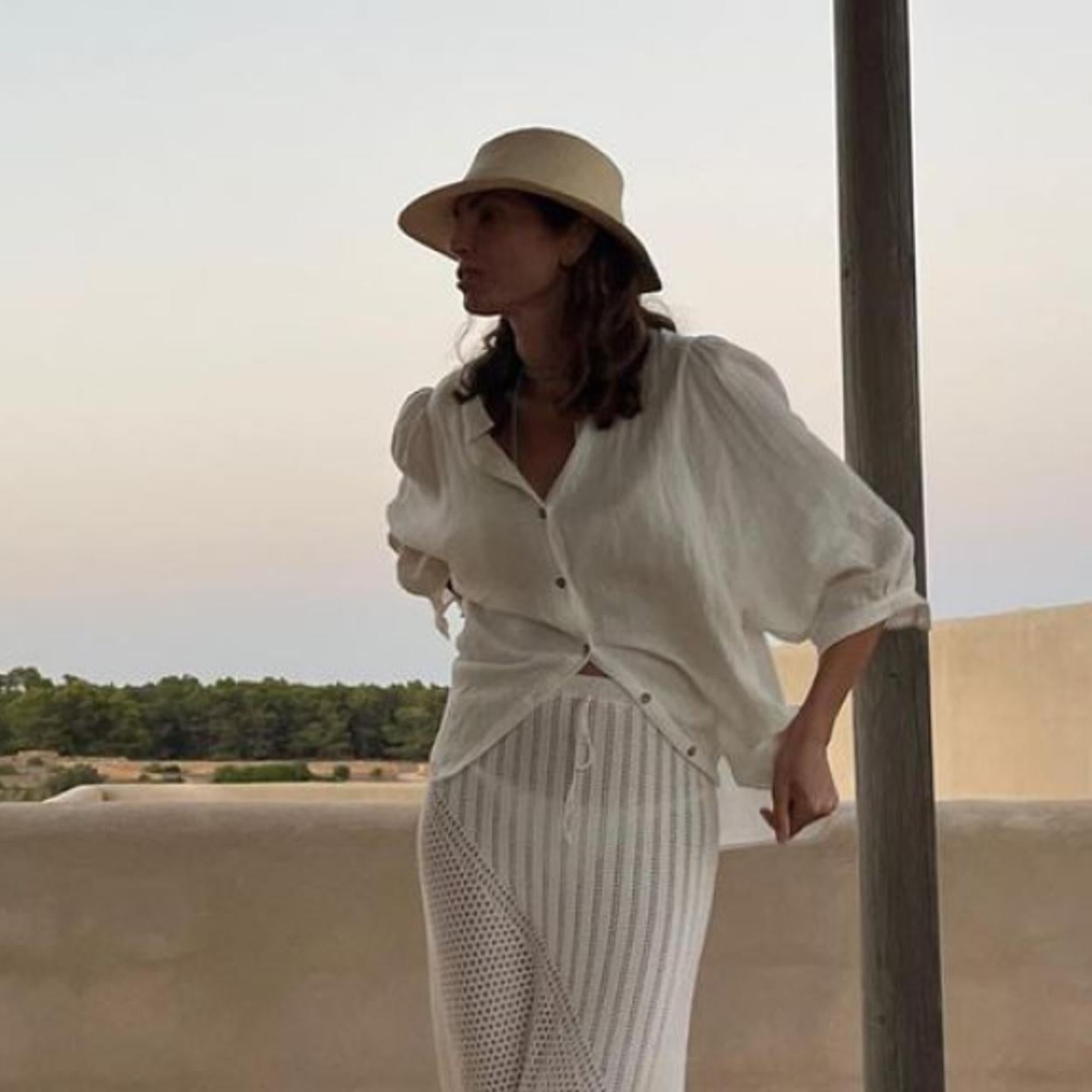 La modelo Eugenia Silva con falda midi de punto.