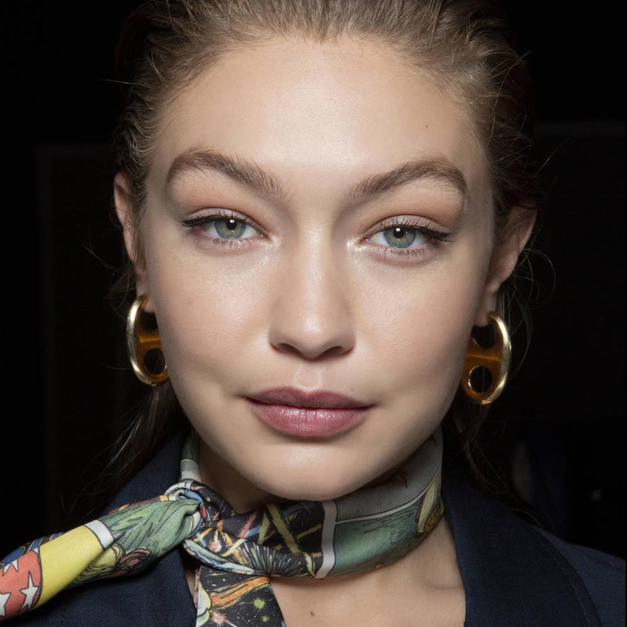 Modelo con cejas perfectas