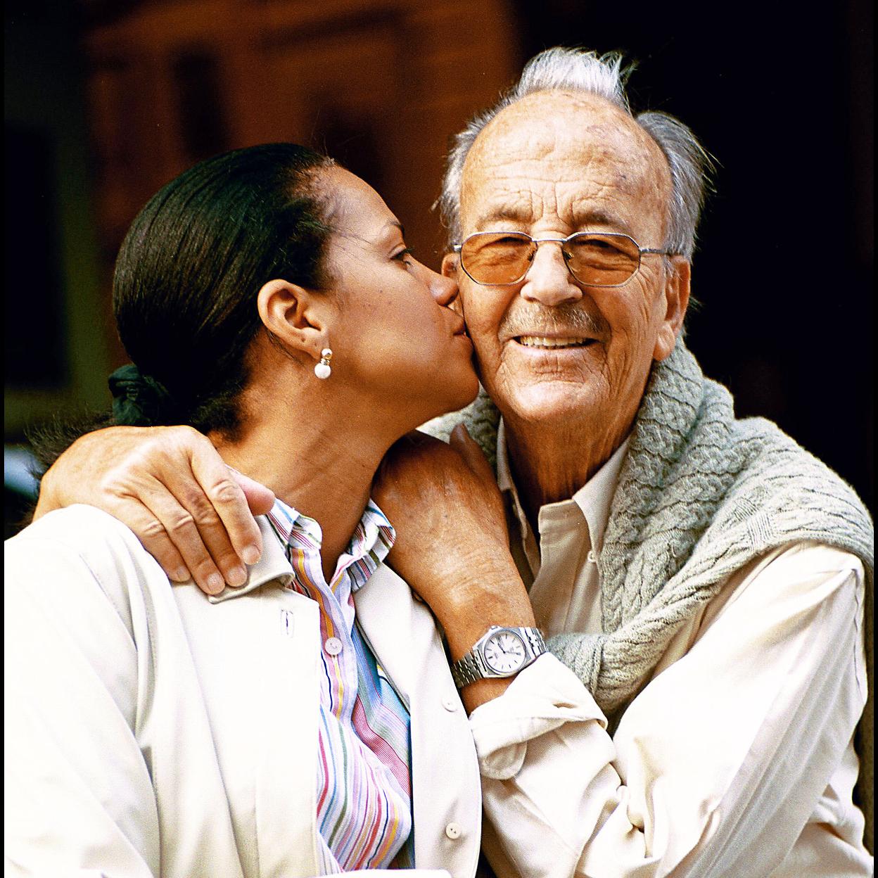 El doctor Julio Iglesias Puga y su mujer Ronna Keit..