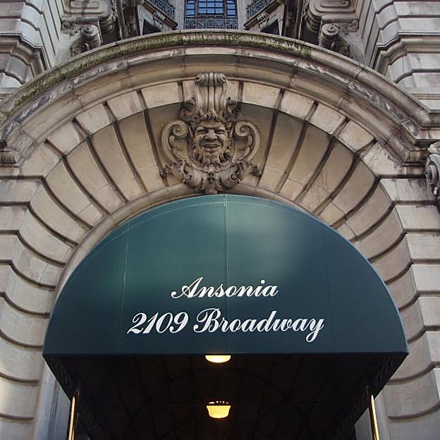 El arco de entrada del edificio Ansonia en la actualidad. 