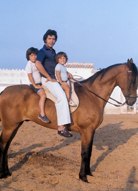 Imagen - Sancho Gracia, a caballo con sus dos hijos mayores, Rodrigo y Rodolfo. (FOTO: GETTY IMAGES)