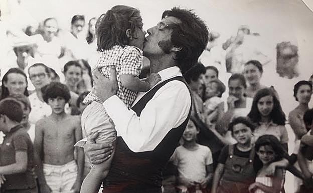 Sancho Gracia besa a su hijo Rodolfo, en una foto que el actor ha publicado en su perfil de Instagram para recordar a su progenitor en el día del padre. 