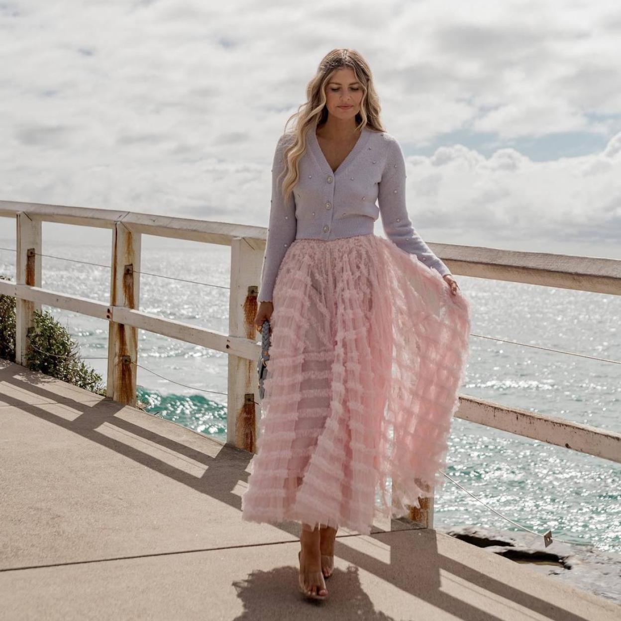 La influencer lleva una falda plisada midi