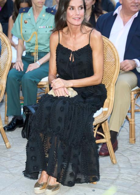 Imagen - La reina Letizia con unas alpargatas doradas. / LIMITED PICTURES