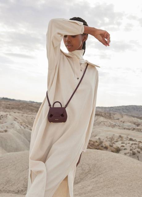 Imagen - Bolso Numéro Un Micro, de Polène, en color burdeos.