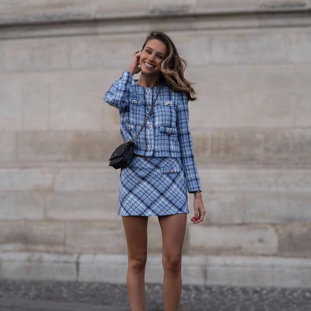La influencer lleva un traje con falda